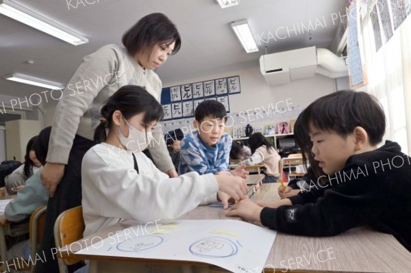 説明を聞き、やさしい日本語に挑戦する児童たち