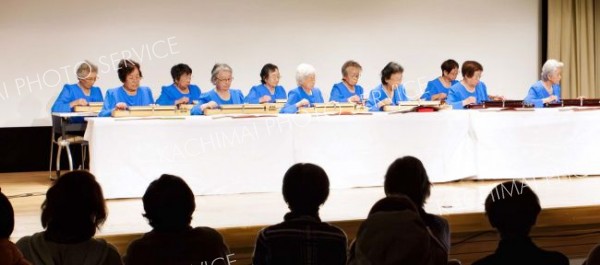 青いドレスで登場し、来場者を楽しませた「ダ・カーポ」