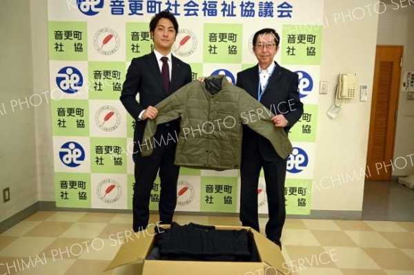 音更の高橋組が町社協に防寒着を寄贈