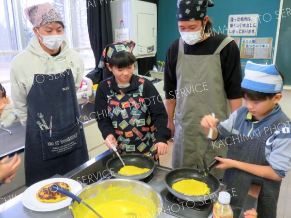 更別小の児童がカボチャのパンケーキ作りに挑戦　ＪＡ青年部が料理授業