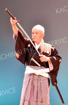 舞踊を披露する出演者