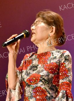 受賞曲を披露する