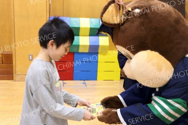 帯広署など学童の子どもに反射する巾着袋寄贈　幕別