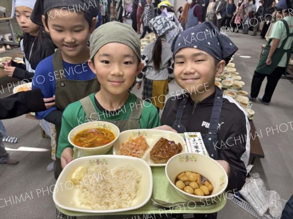 ふるさと給食を楽しむ児童ら