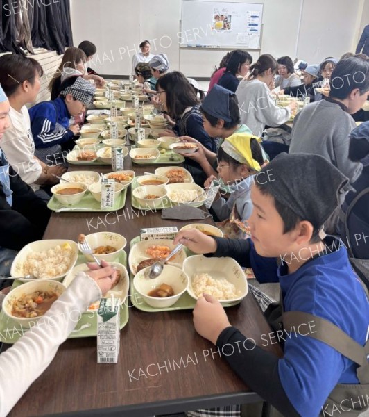 ふるさと給食を楽しむ児童ら