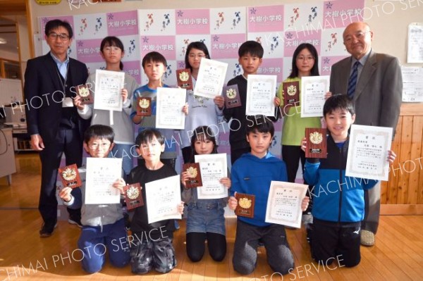 表彰状などが贈られた入賞者