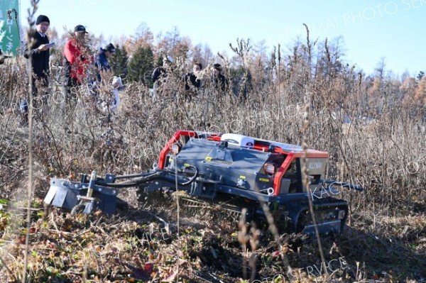 産業分野へのデジタル実装推進へ　自動草刈機や大型ドローン　更別で実証走行会