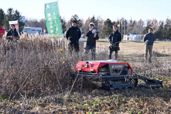 雑草を次々と刈り取る電動草刈り機