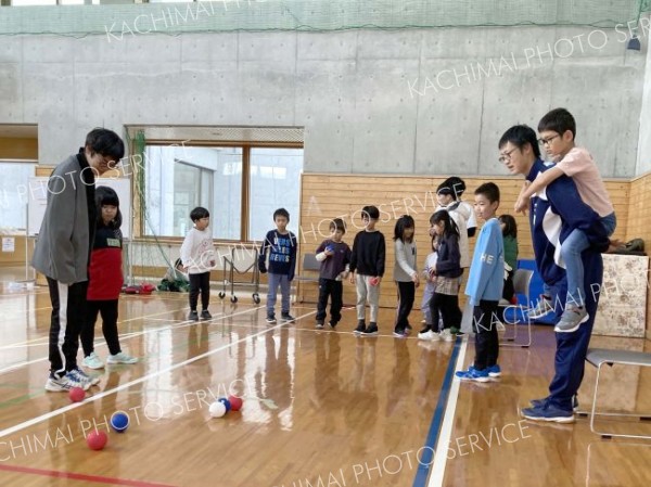 小学１～３年生３０人がボッチャなどを通して体を動かす楽しさを体感した