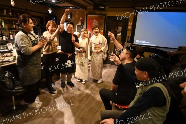 広尾の名物スナック・再開から１年　サンタドリームＹＯＵ　日本酒の集い盛況