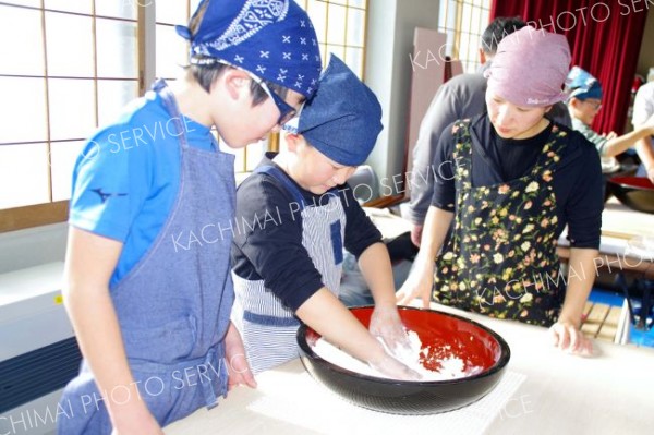 二八そば作りに挑戦　うらほろ和ごころ体験塾