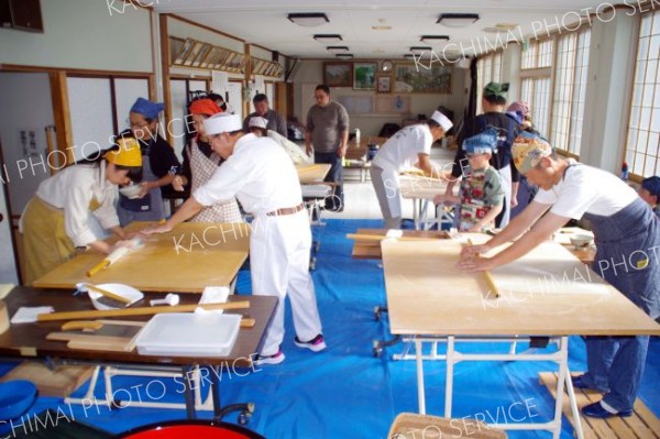 生地を伸ばす参加者