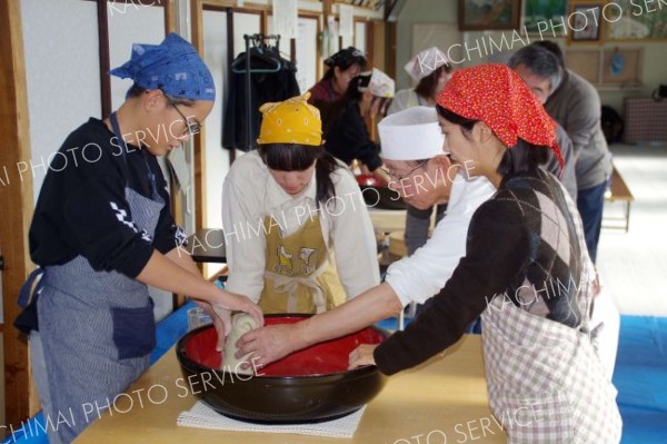 練りを体験する参加者たち