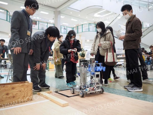 ラジコンを操作する来場者