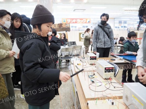 「イライラ棒」で遊ぶ来場者