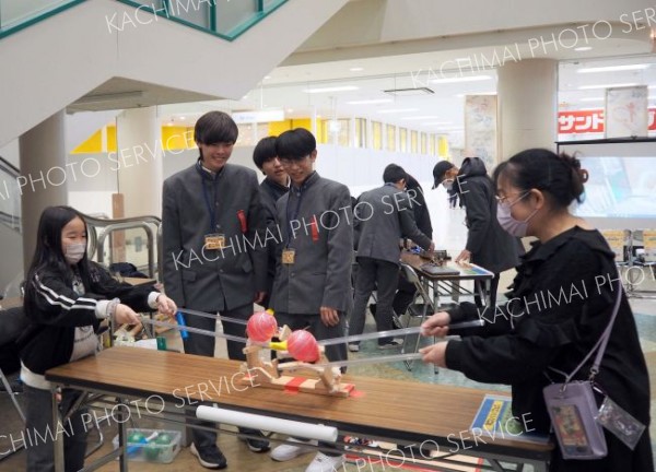 「フェンシングファイター」で遊ぶ来場者