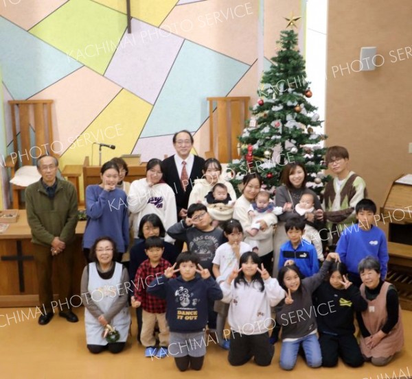 クリスマスツリーを飾りづけ　日本基督教団新得教会でイベント