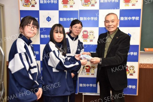 メッセージカード作成の中学生にお礼　陸別　佐久間さん、自身で撮影の町の写真贈る