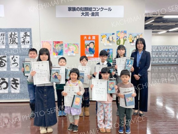 家族の似顔絵と書道、写真、３コンクールで表彰式　２日まで作品展示