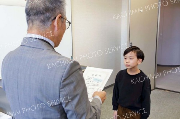 表彰状を受け取る入賞者ら