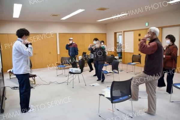 睡眠の大切さ学び運動も　陸別町「ほっとカフェ・秋」