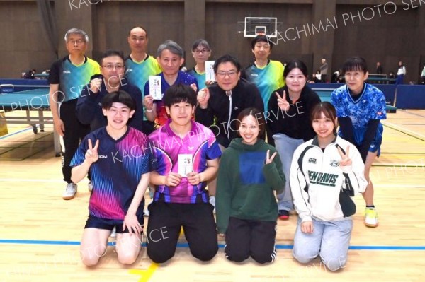 団体戦Ａグループ上位入賞チーム。（前列から）優勝の梅ｓ、準優勝のジョインアライブ、３位の幕別Ｂ