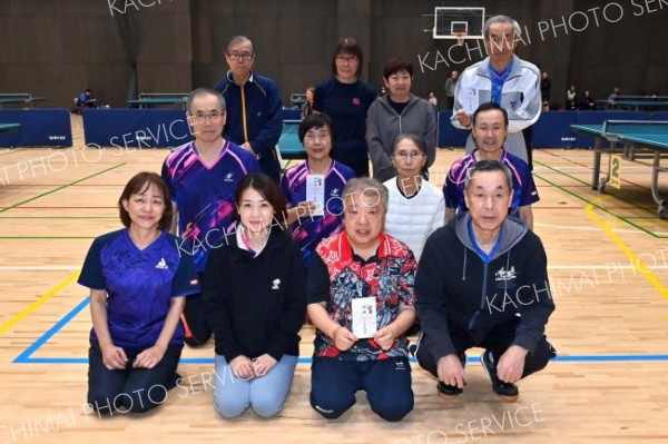 団体戦Ｂグループ上位入賞チーム。（前列から）優勝の九睦球、準優勝の十勝晴れＡ、３位の緑西