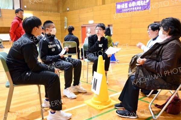 芽室上美生中で地域交流会　１０人の大人と意見交換