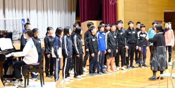 交流会の最後には生徒たちが合唱を披露した
