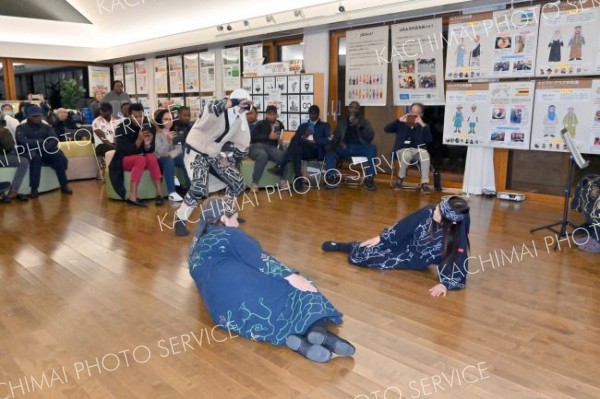 アイヌ古式舞踊通してＪＩＣＡ研修員が交流 2