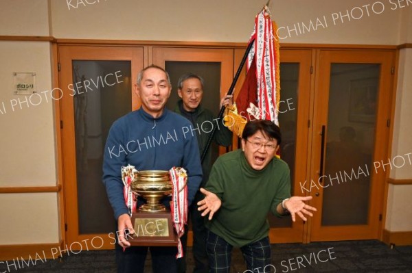 ５０年間で最高の得点を獲得した米村さん（左）。中央奥は最多優勝回数の斎藤秀男さん（６８）、右は最低得点での優勝経験を持つ