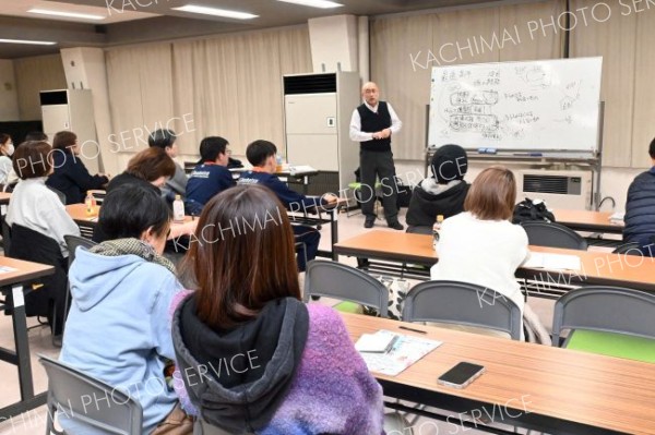 昔と今の中学生約６０人が出席した