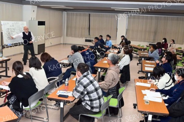 昔と今の中学生約６０人が出席