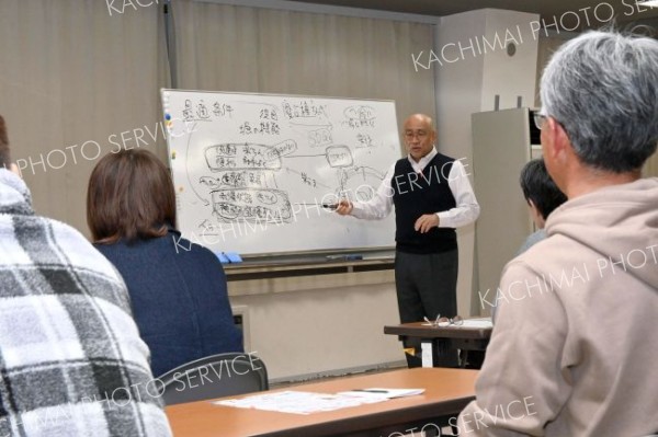 昔と今の中学生約６０人が出席