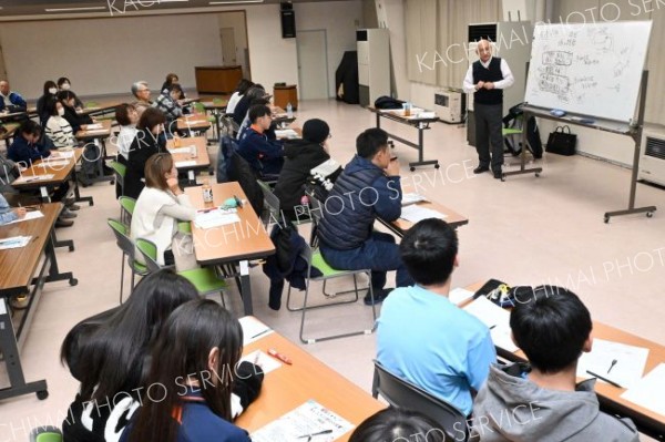 昔と今の中学生約６０人が出席