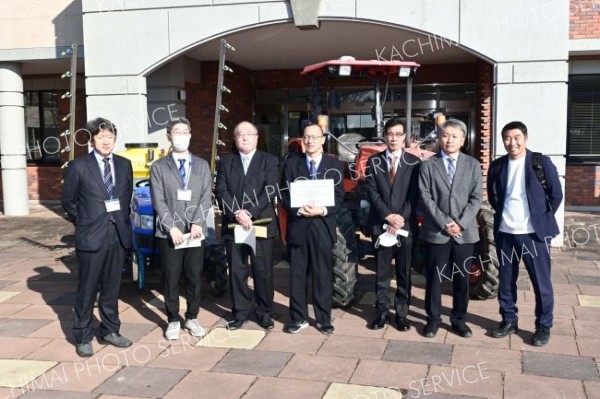 贈呈式に出席した