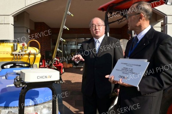 下堀校長に自動操舵機の特徴を説明ずる