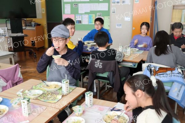 給食にヨーグルト寄贈　ＪＡ忠類酪農部会