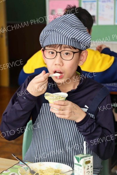 ヨーグルトをおいしく味わう忠類小児童