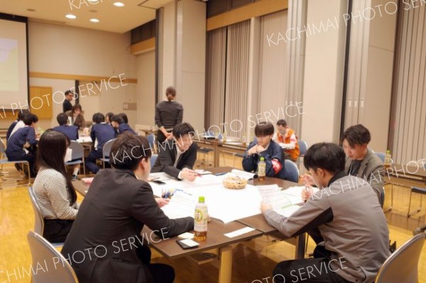 高校生から６０代まで町民２３人が将来の地域活性化案を考えた