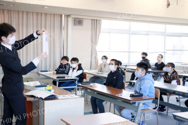 中学校での授業体験を通じて、中学生生活へのイメージを膨らませる子どもたち