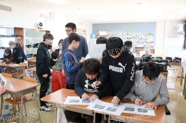 中学校での授業体験を通じて、中学生生活へのイメージを膨らませる子どもたち