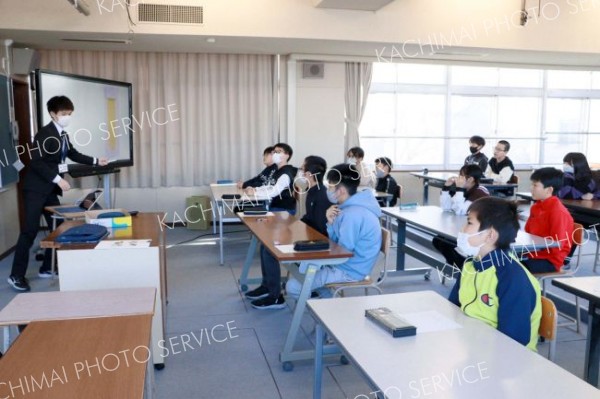 中学校での授業体験を通じて、中学生生活へのイメージを膨らませる子どもたち