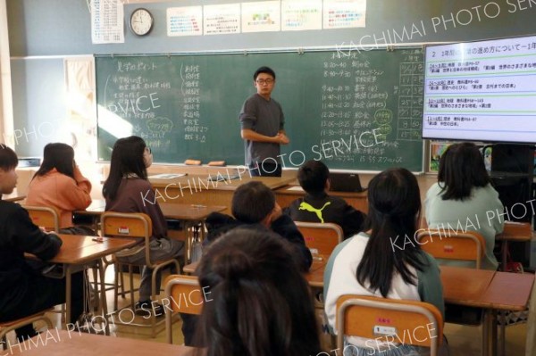 中学校での授業体験を通じて、中学生生活へのイメージを膨らませる子どもたち
