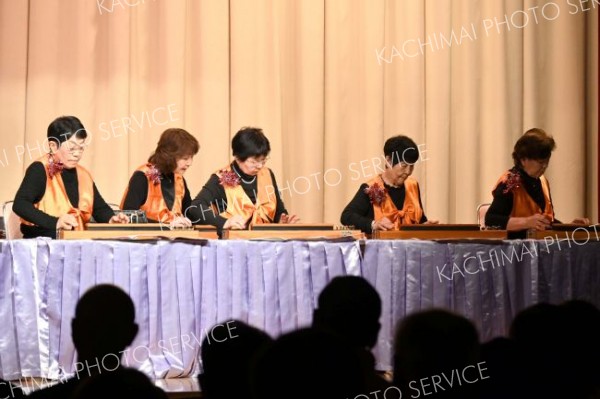 昭和歌謡を大正琴で演奏するすずらんサークル