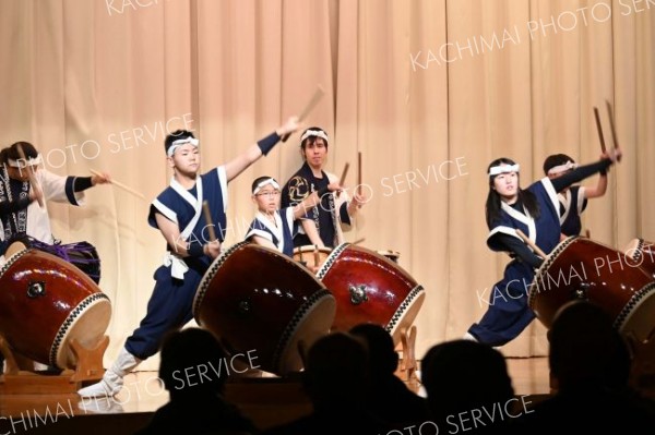 かしわ太鼓保存会少年部の子どもたちは迫力ある音を会場に響かせた