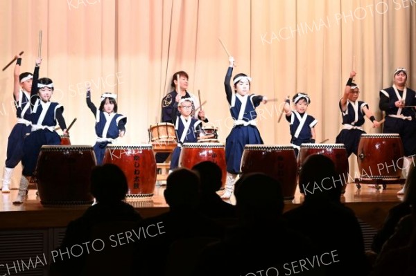 かしわ太鼓保存会少年部の子どもたちは迫力ある音を会場に響かせた
