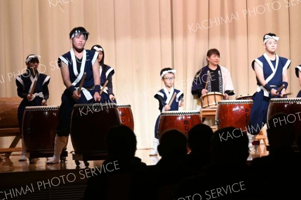 かしわ太鼓保存会少年部の子どもたちは迫力ある音を会場に響かせた