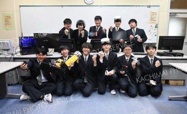 お気に入りのコントローラーやＶＲ（仮想現実）機器などを身に付ける部員たち