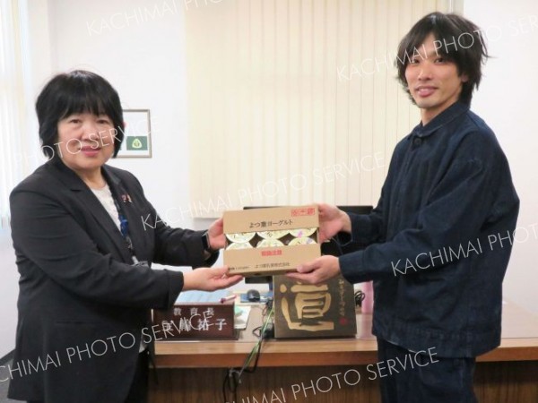 ＪＡさらべつ青年部が小中学校にヨーグルトを提供